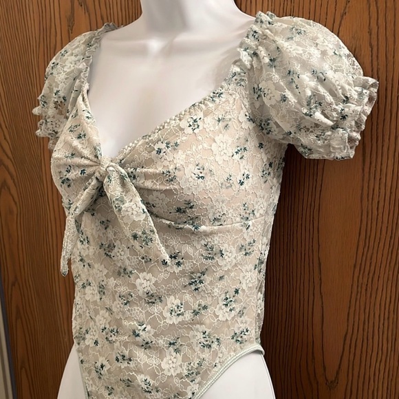 Floral Lace Off-Shoulder Bodysuit - Picture 3 of 4
